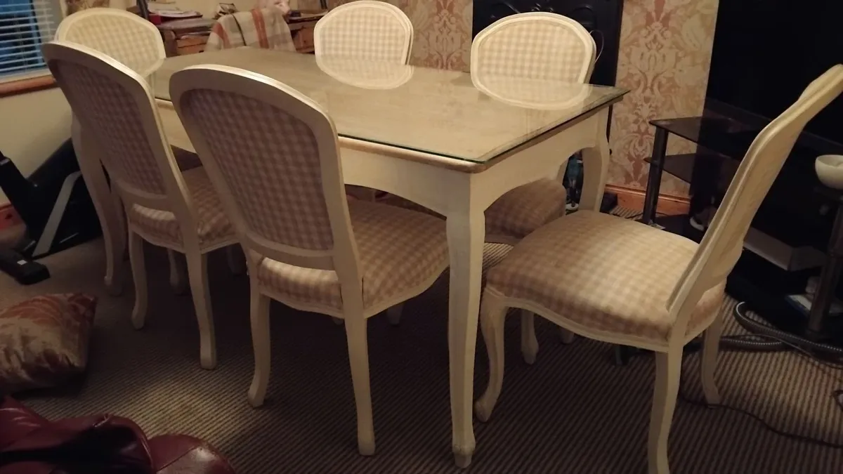 Table and chairs - Image 1