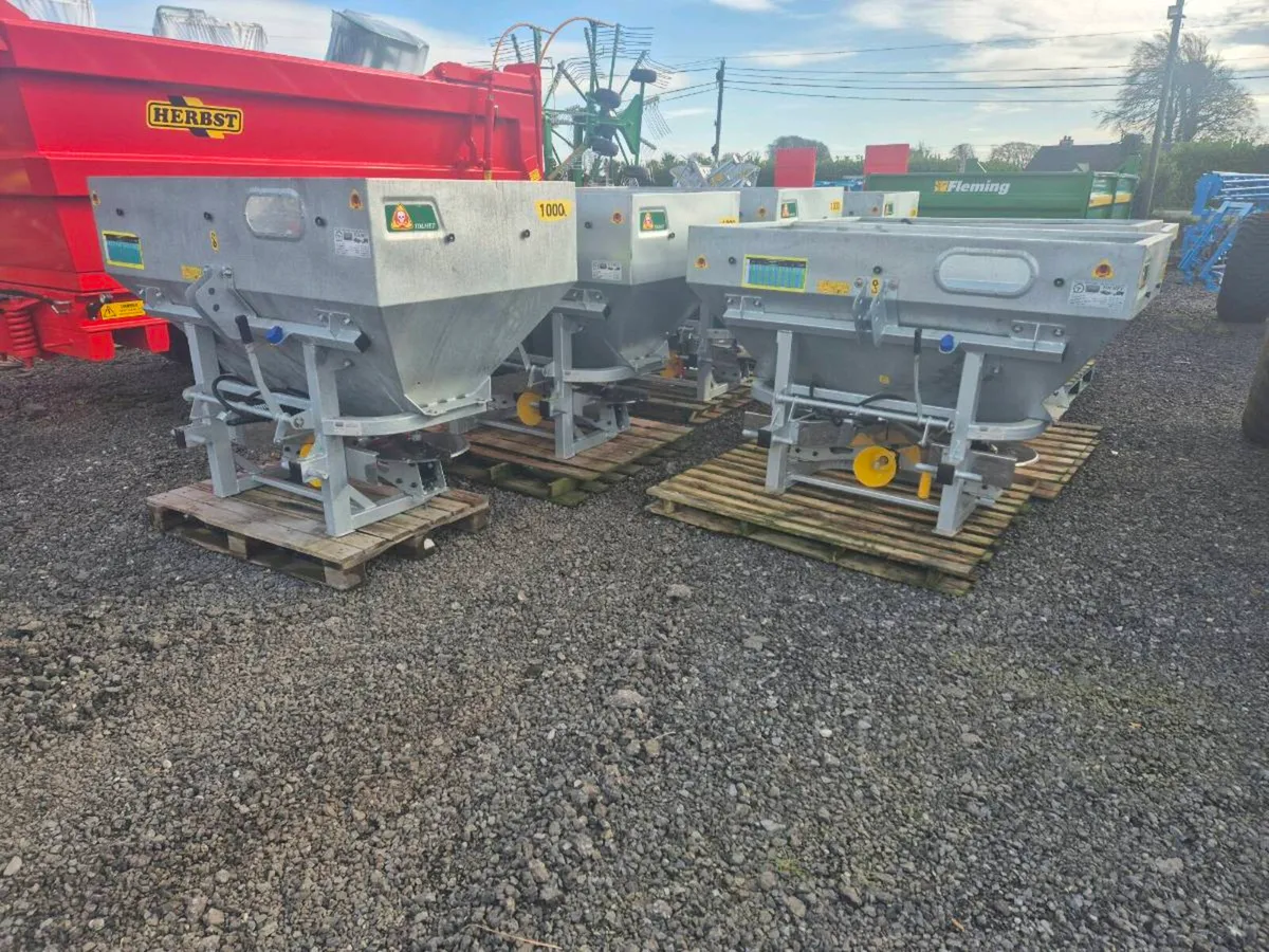 Fertilizer spreaders - Image 1