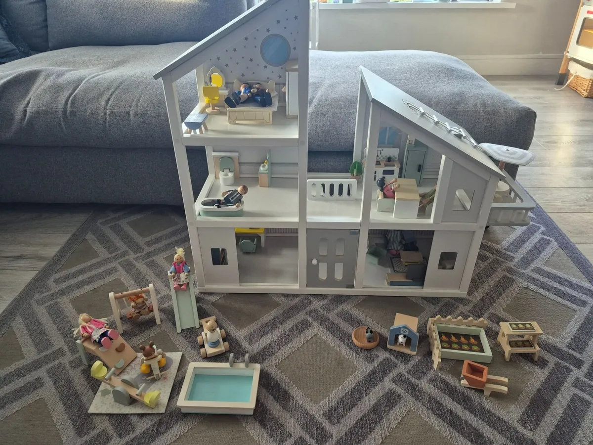 Dolls house with accessories
