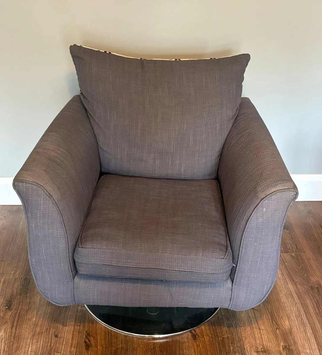 There piece sofa and swivel chair - Image 1