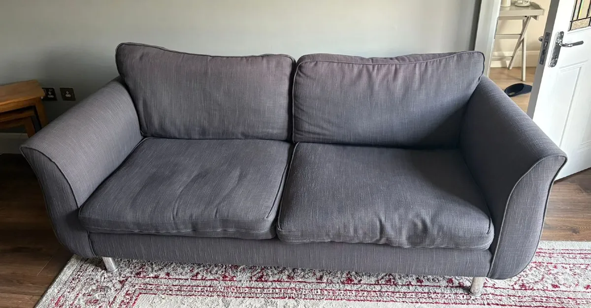 There piece sofa and swivel chair - Image 2