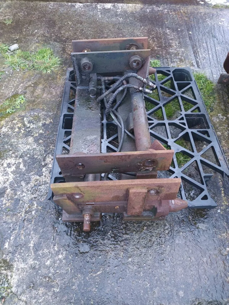 Hydralic Pin and Cone head stock - Image 1