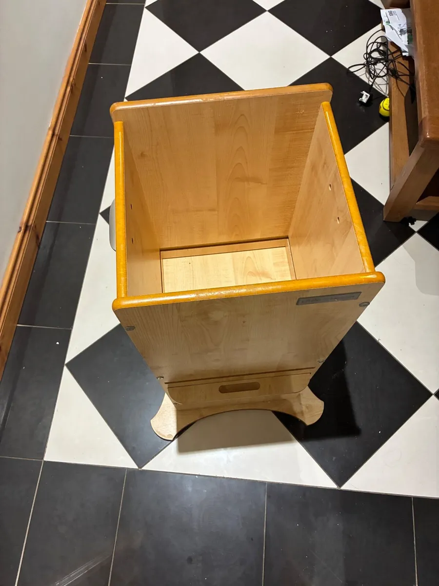 “The Helper” kids stand - Image 3