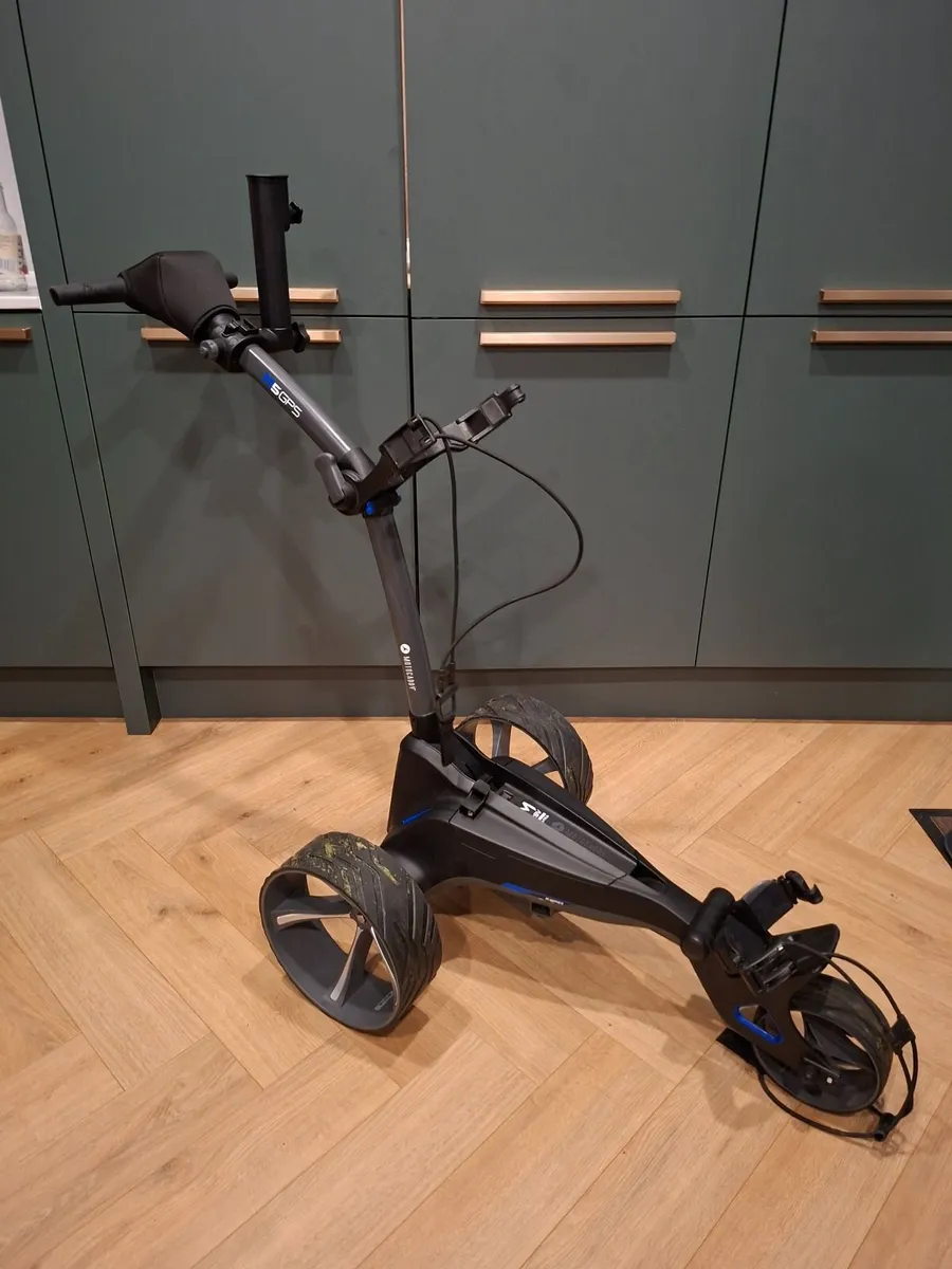 Motocaddy M5 GPS trolley - Image 3
