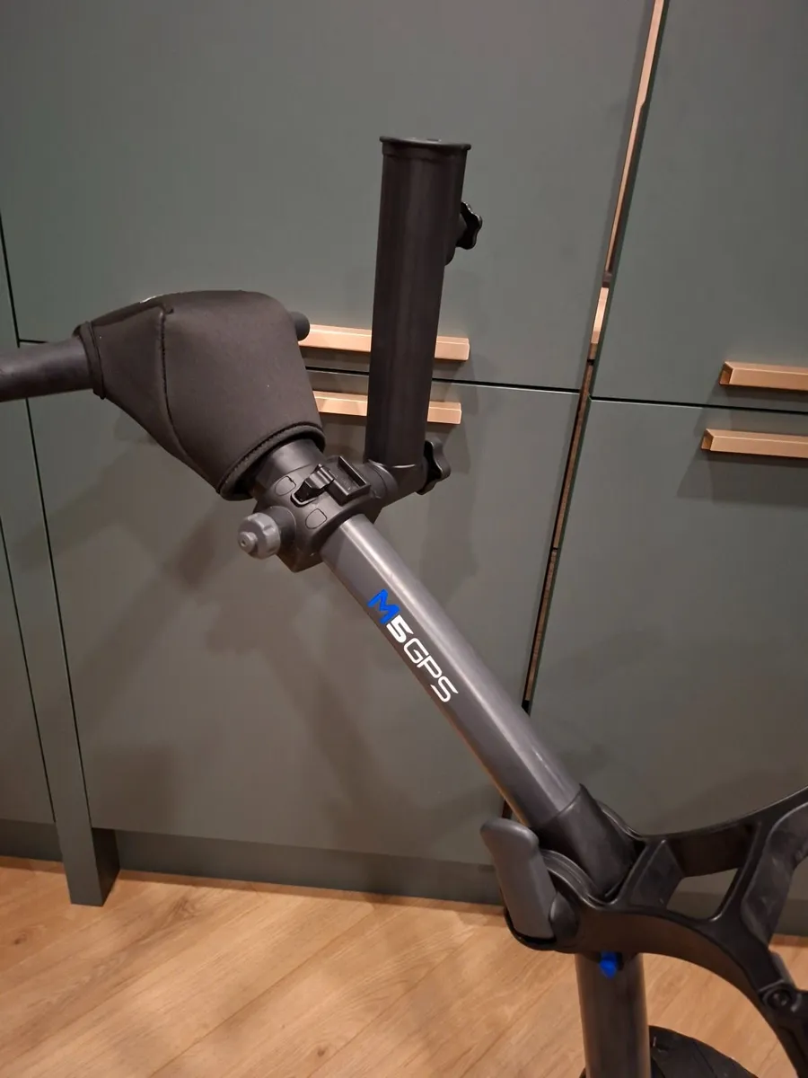 Motocaddy M5 GPS trolley - Image 2