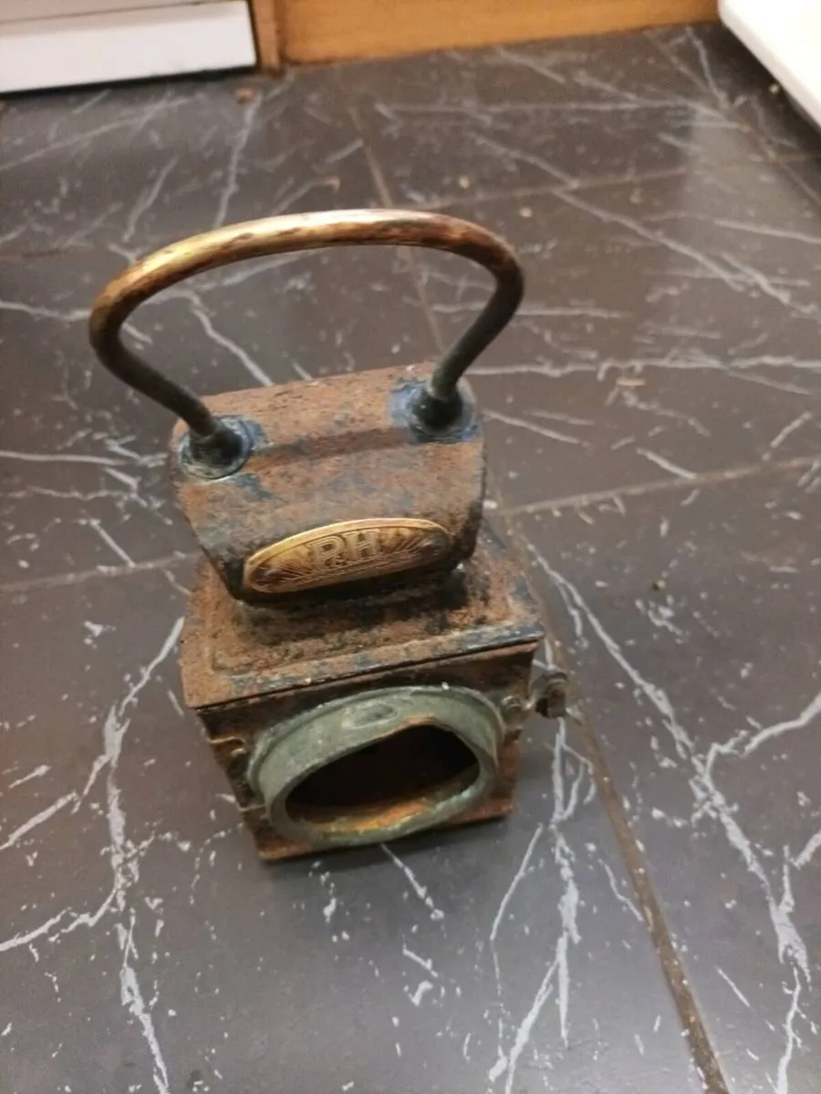 Old Car Lamp - Image 1