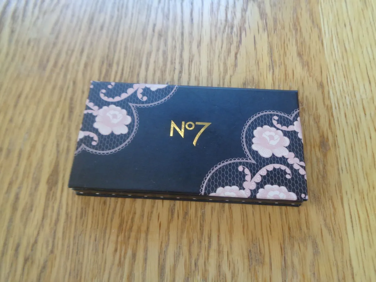 No. 7 Eyeshadow Set for Sale - Image 3