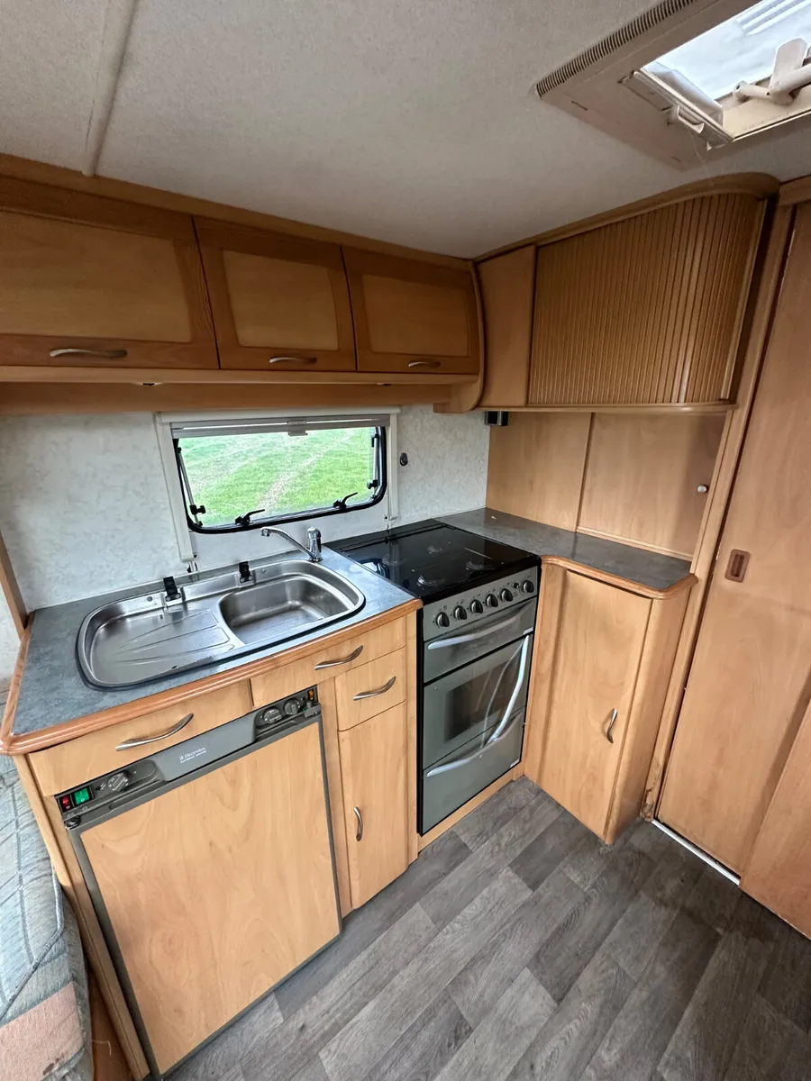 ✨BARGAIN LUNAR LEXON 4 BERTH FIXED BED✨ - Image 4