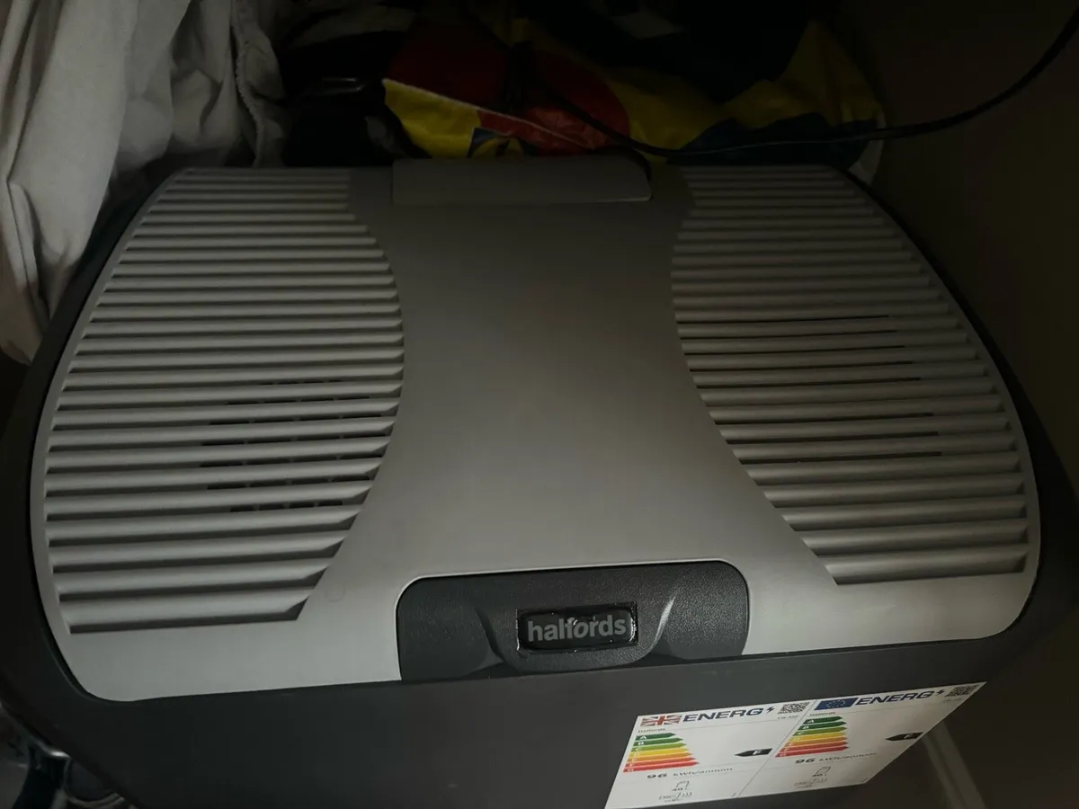 Halfords 40 Litre Mains and 12V & 24V Cooler Box - Image 3