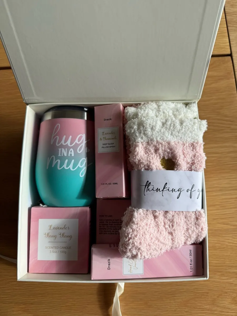 Brand new hug in a box pamper gift, spa bath set - Image 1