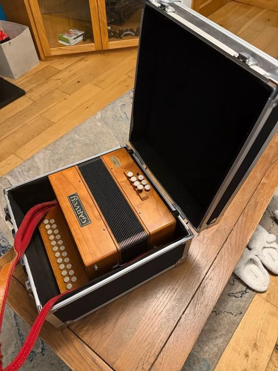 Garvey Tam 2 Button Accordion - Image 4