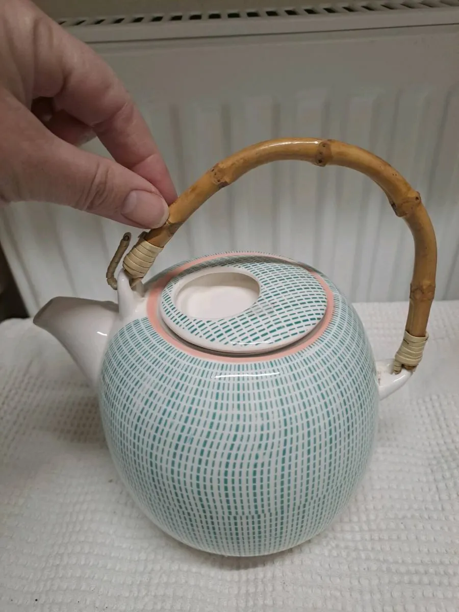 Stylish Ceramic Teapot with Bamboo Handle & Infuse - Image 1