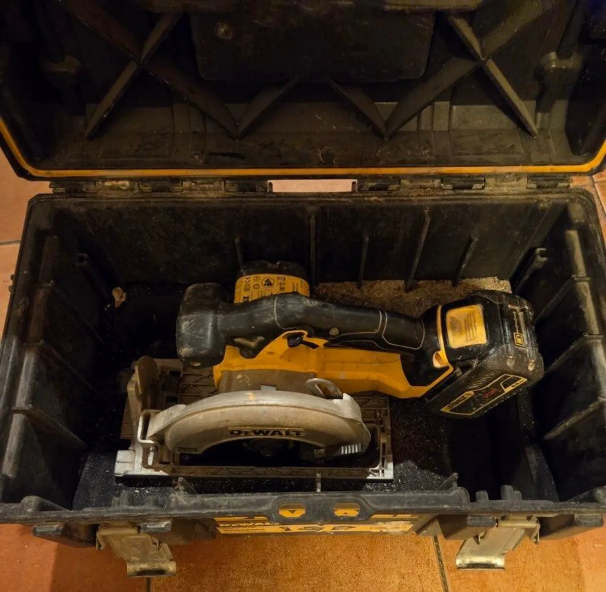 Dewalt Skill Saw, Battery 6.0ah 18v And Dewalt Lasser Level - Image 2