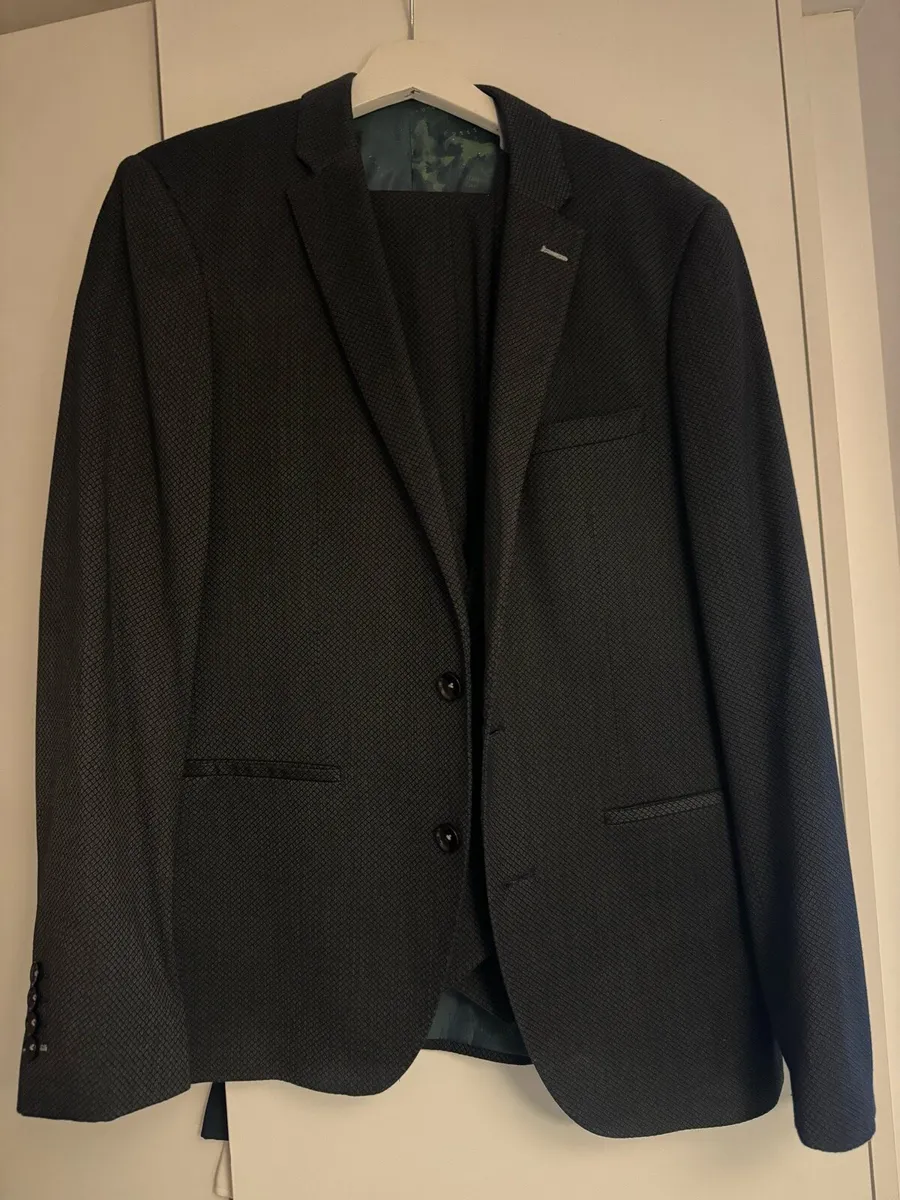 Men's 3 Piece Wedding Suit - Image 3