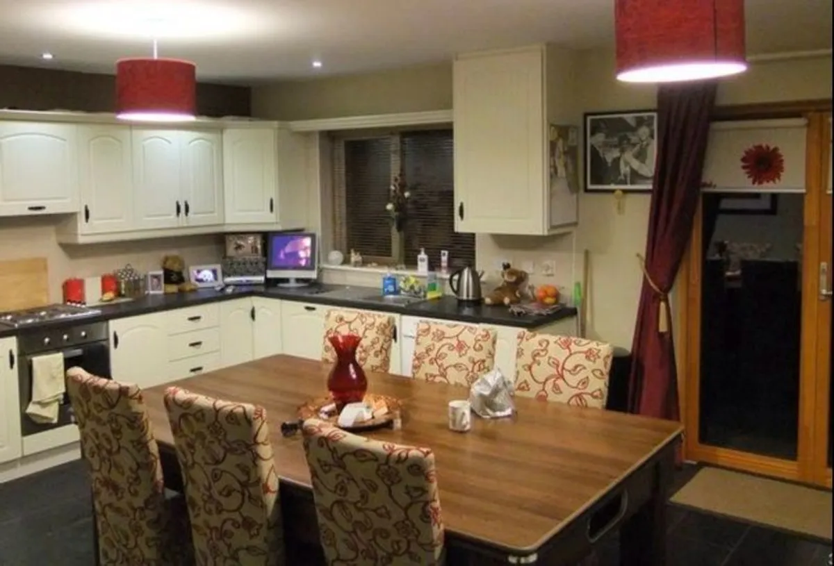 Table & Chairs ( pool Table ) 7 ft - Image 2