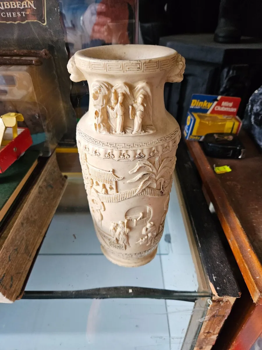 Decorative Resin Vase - Image 3