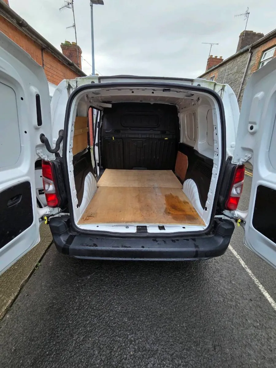 Commercial vehicle - Image 1