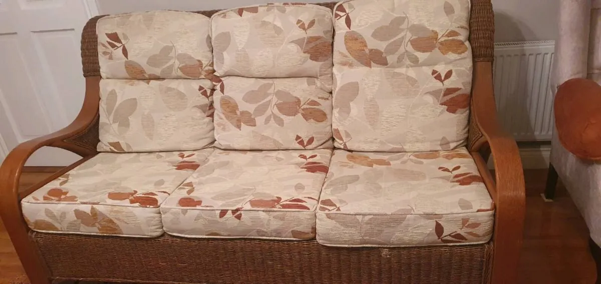 Lovely 3 seater sofa with matching 2 seater - Image 3