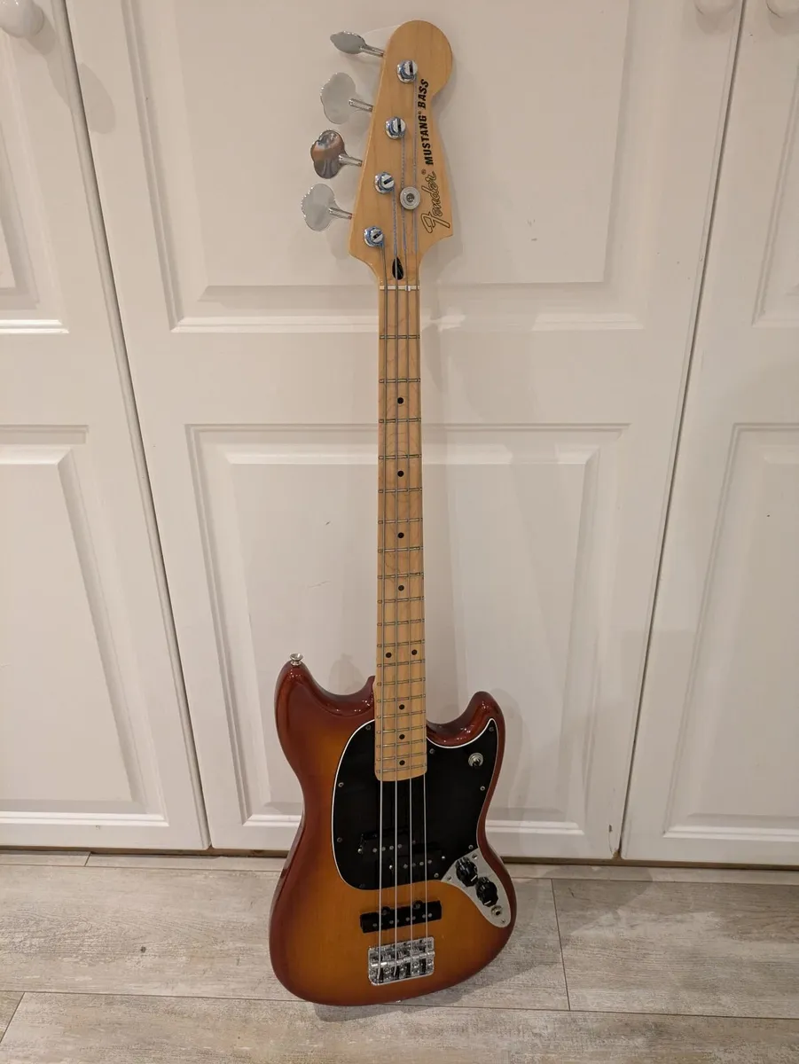 Fender Mustang Bass - Image 1