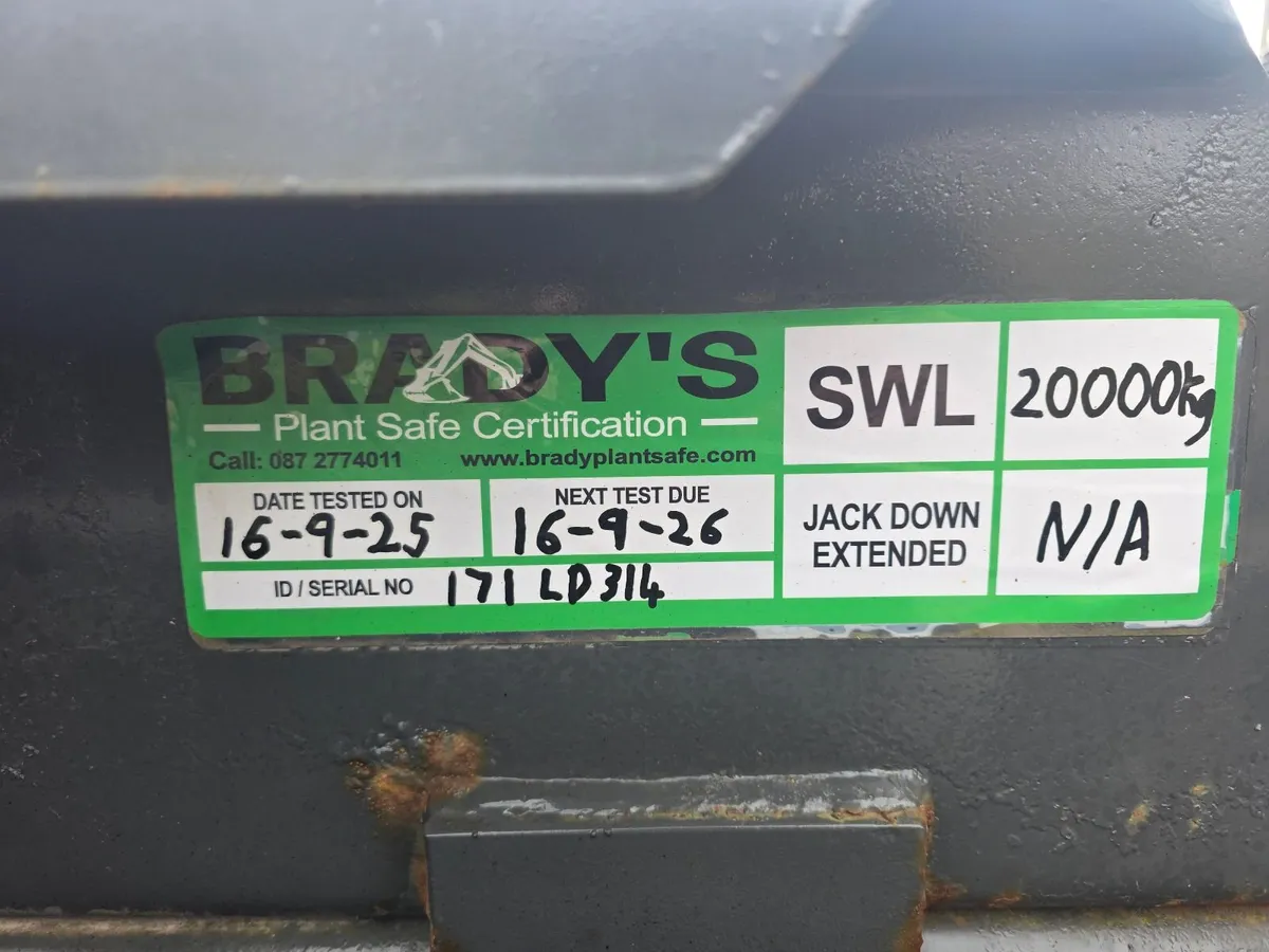 2017 Renault Hookloader 8x4 - Image 2