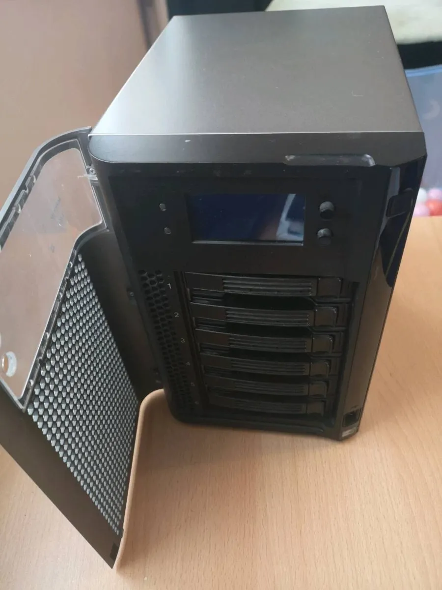 Lenovo EMC 6Bay NAS - Image 4