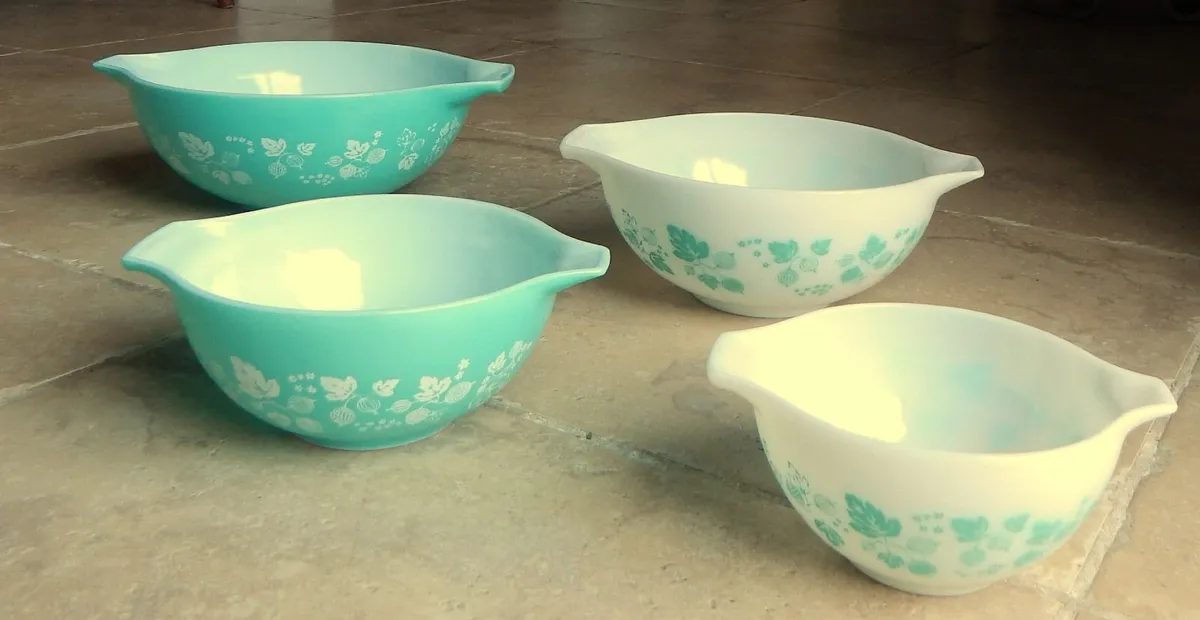 Set of 4 Vintage Pyrex Tableware Glass Dishes - Image 1