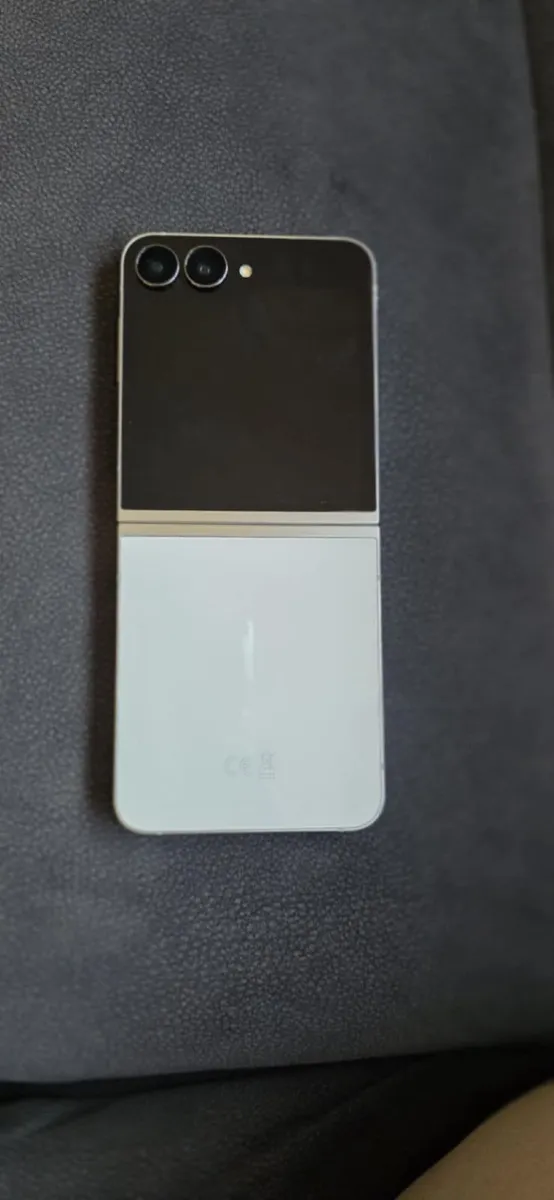 Samsung Galaxy Z 7 Fe - Image 2