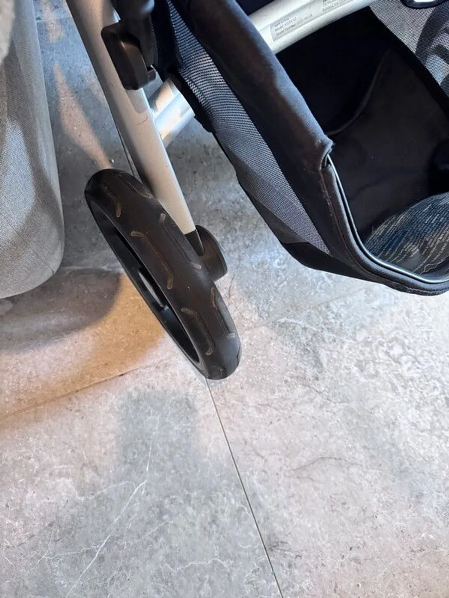 Uppa Baby Vista V2 - Complete - Image 4