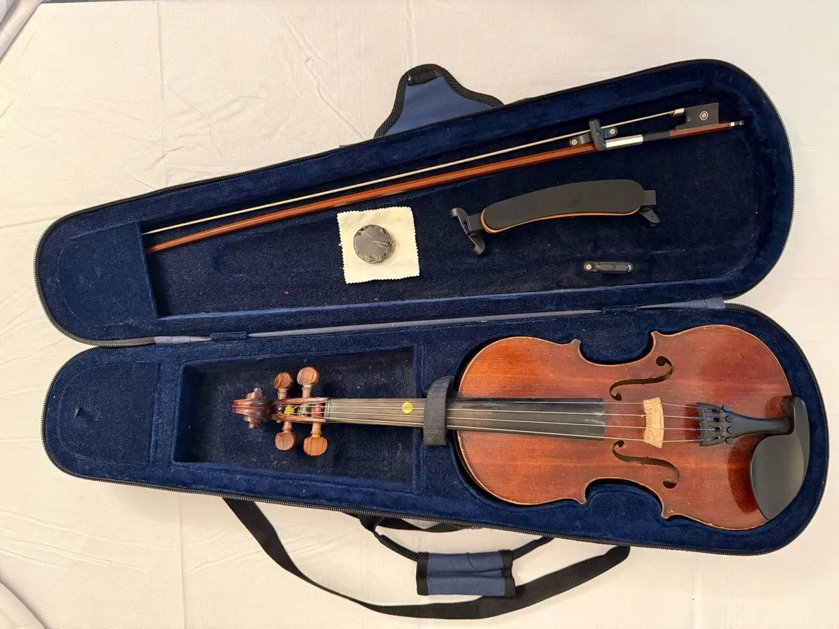3/4 Size Violin with case and shoulder rest - Image 1