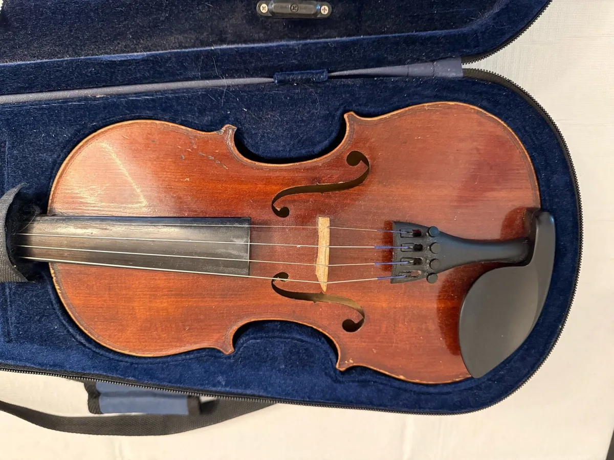 3/4 Size Violin with case and shoulder rest - Image 2