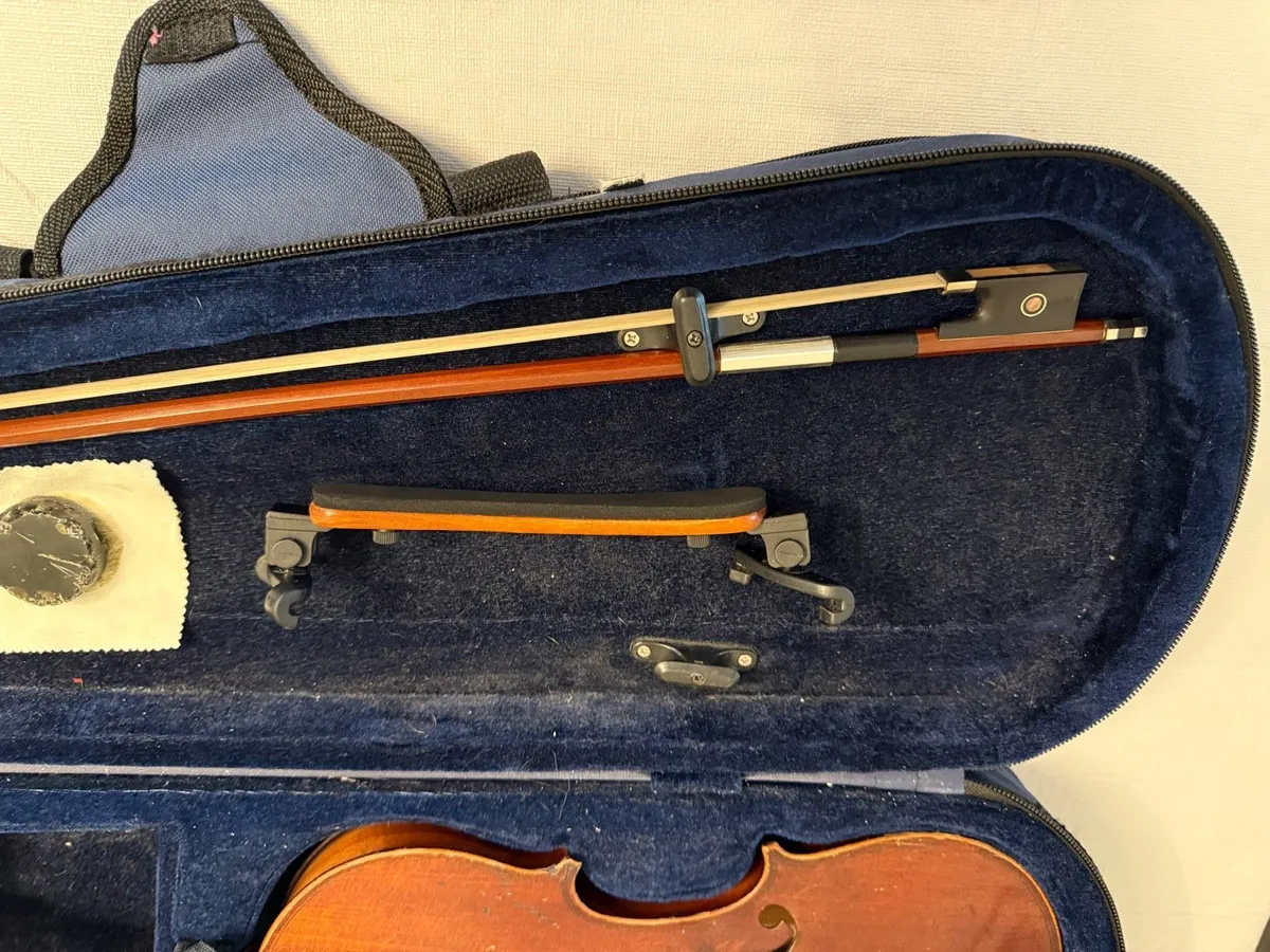 3/4 Size Violin with case and shoulder rest - Image 3