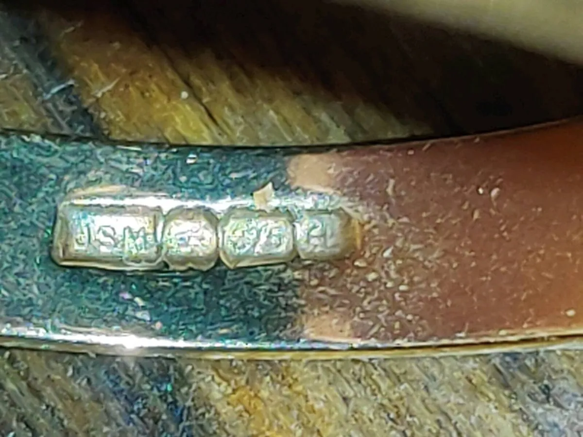 CELTIC GARNET, 9CT Gold Vintage 3.26g Chunky Ring - Image 2