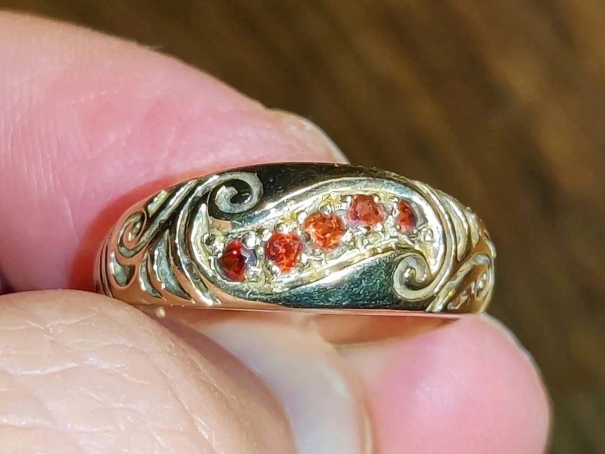 CELTIC GARNET, 9CT Gold Vintage 3.26g Chunky Ring - Image 1