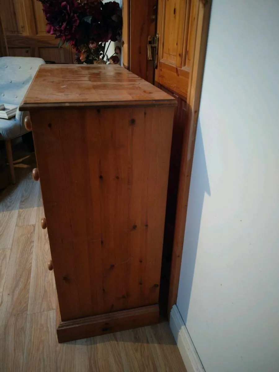Solid Pine chest of drawers, great condition. 
€70 - Image 2