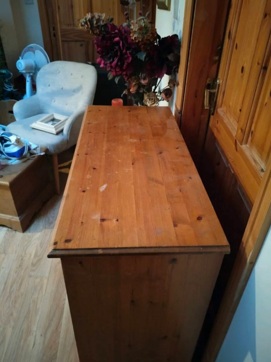 Solid Pine chest of drawers, great condition. 
€70 - Image 3
