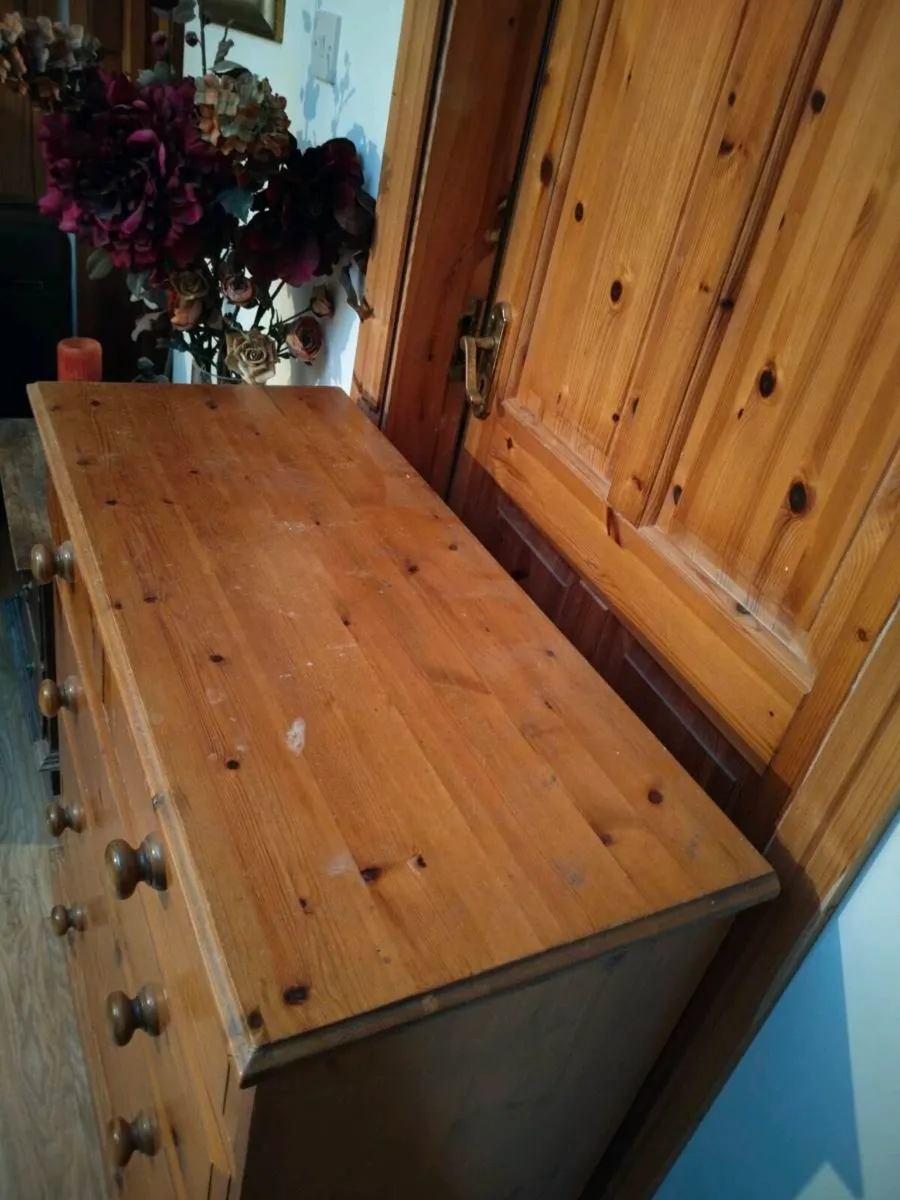 Solid Pine chest of drawers, great condition. 
€70 - Image 4
