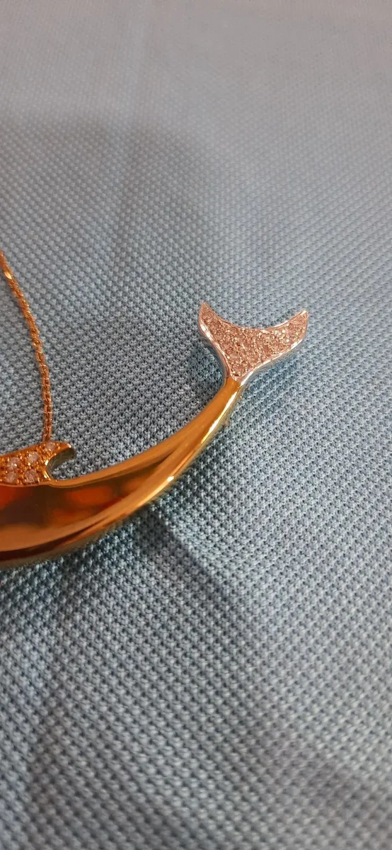 18ct solid gold dolphin brooch - Image 2