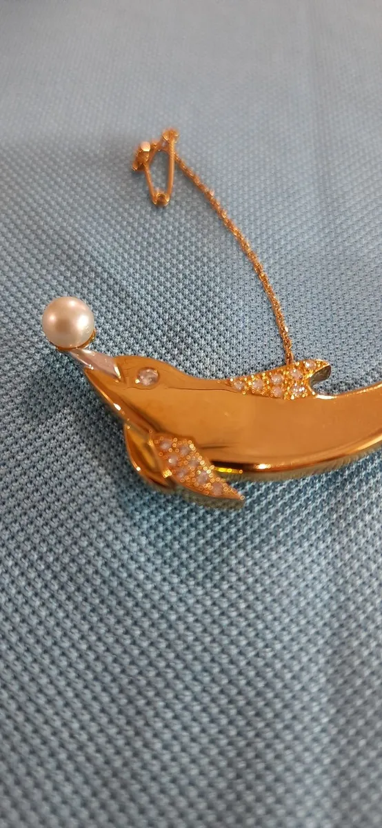 18ct solid gold dolphin brooch - Image 4