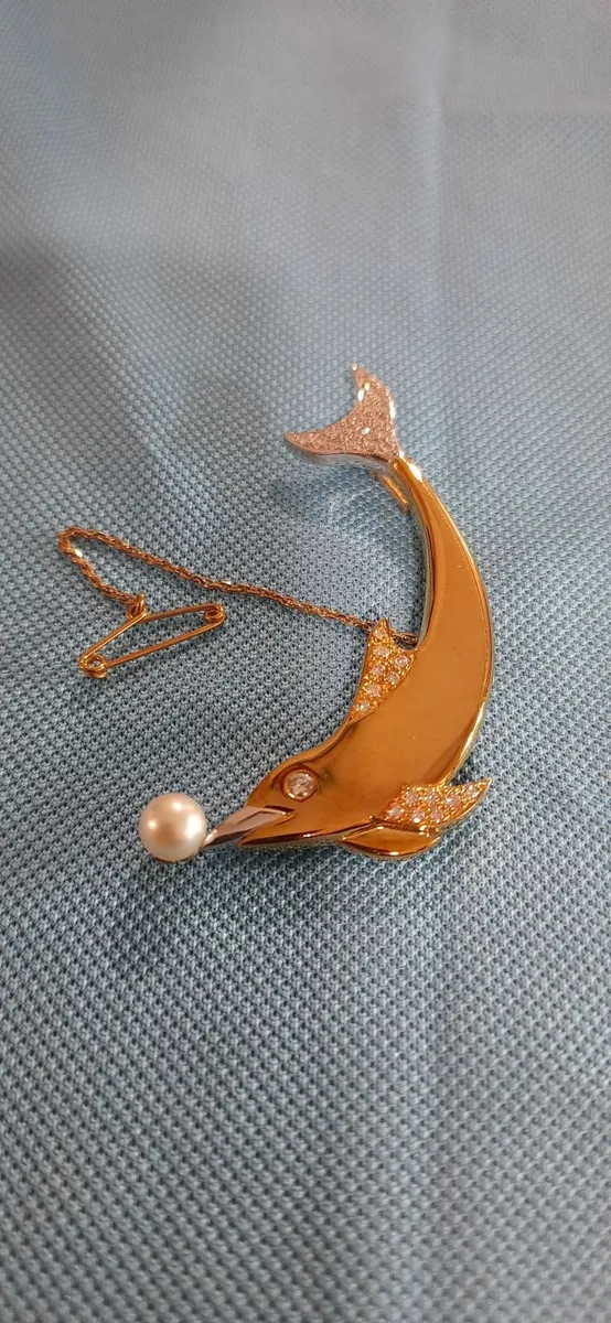 18ct solid gold dolphin brooch - Image 1