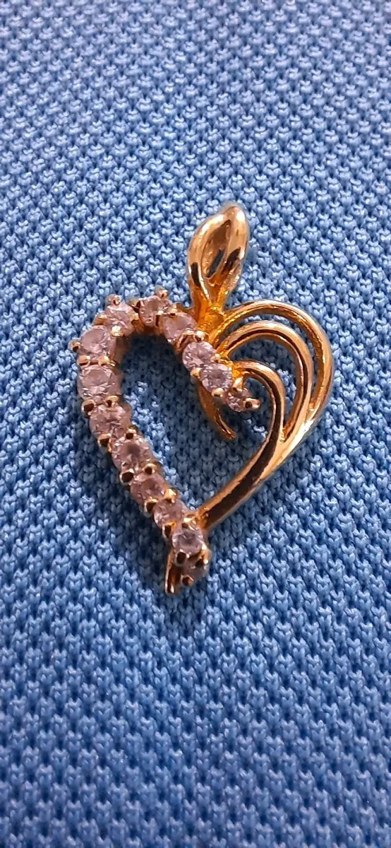 9ct gold and diamond heart shaped brooch - Image 2