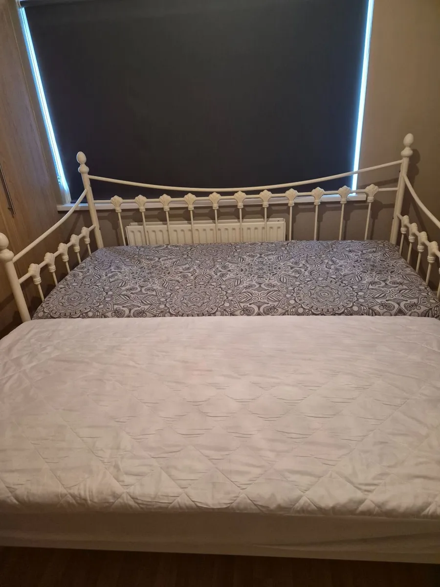 Decorative metal single day bed plus single bed - Image 4