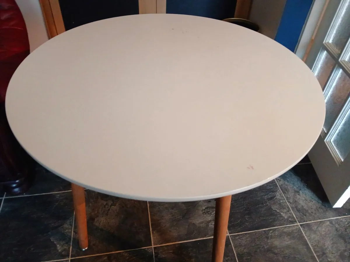 Table & chairs - Image 1