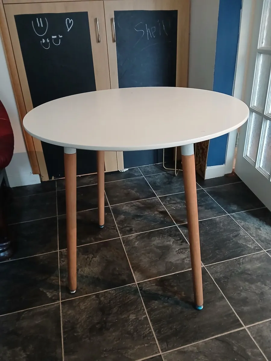 Table & chairs - Image 3