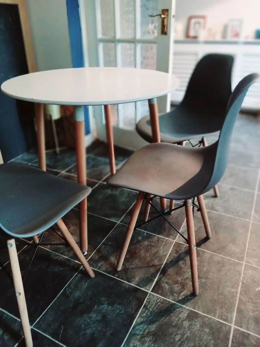 Table & chairs - Image 2