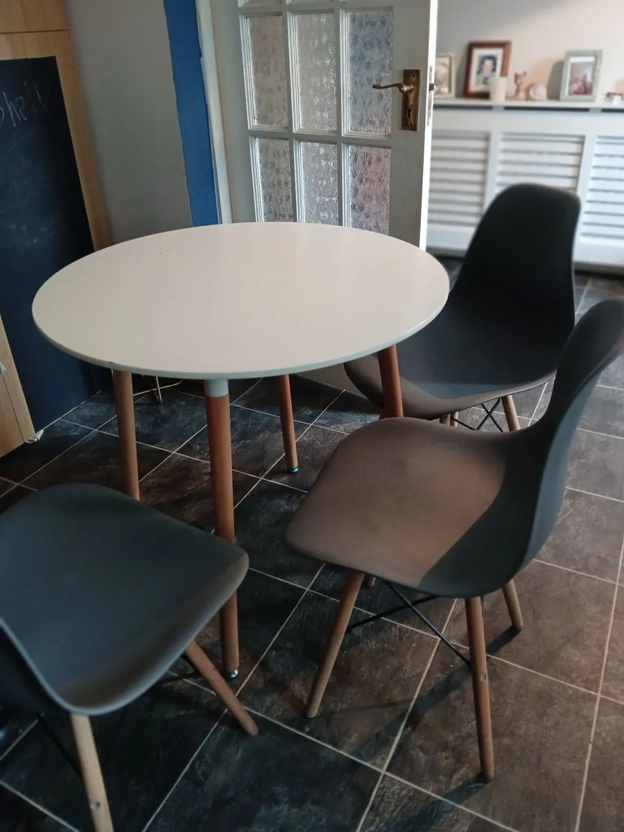 Table & chairs - Image 4