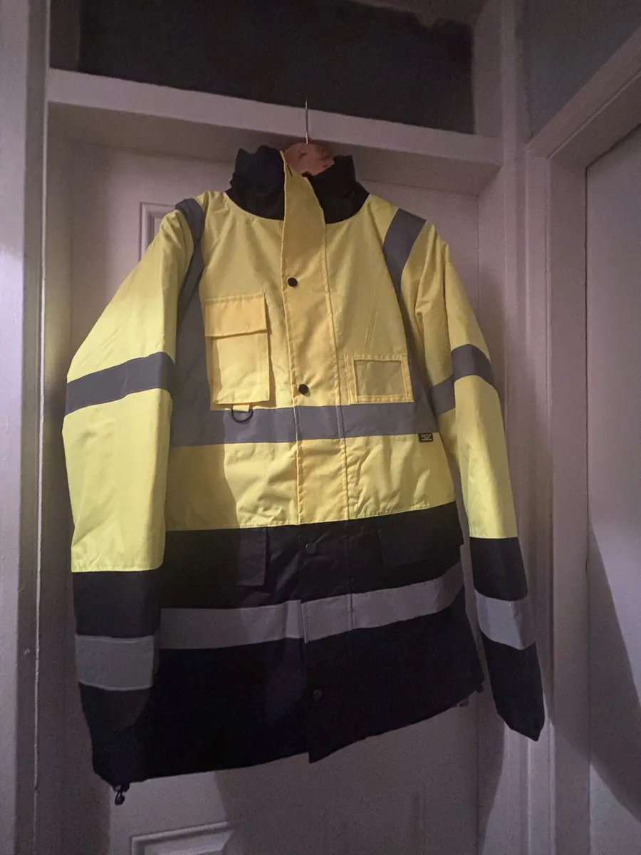 NEW. Hi vis jacket size medium. - Image 1