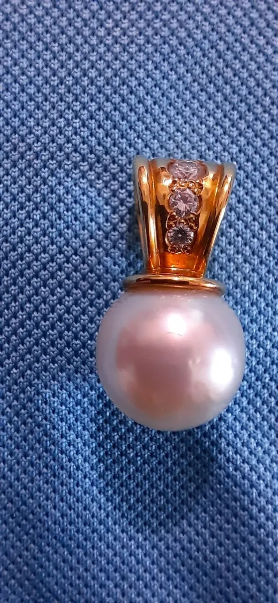 Pearl and 18 ct gold and diamond pendant. - Image 3