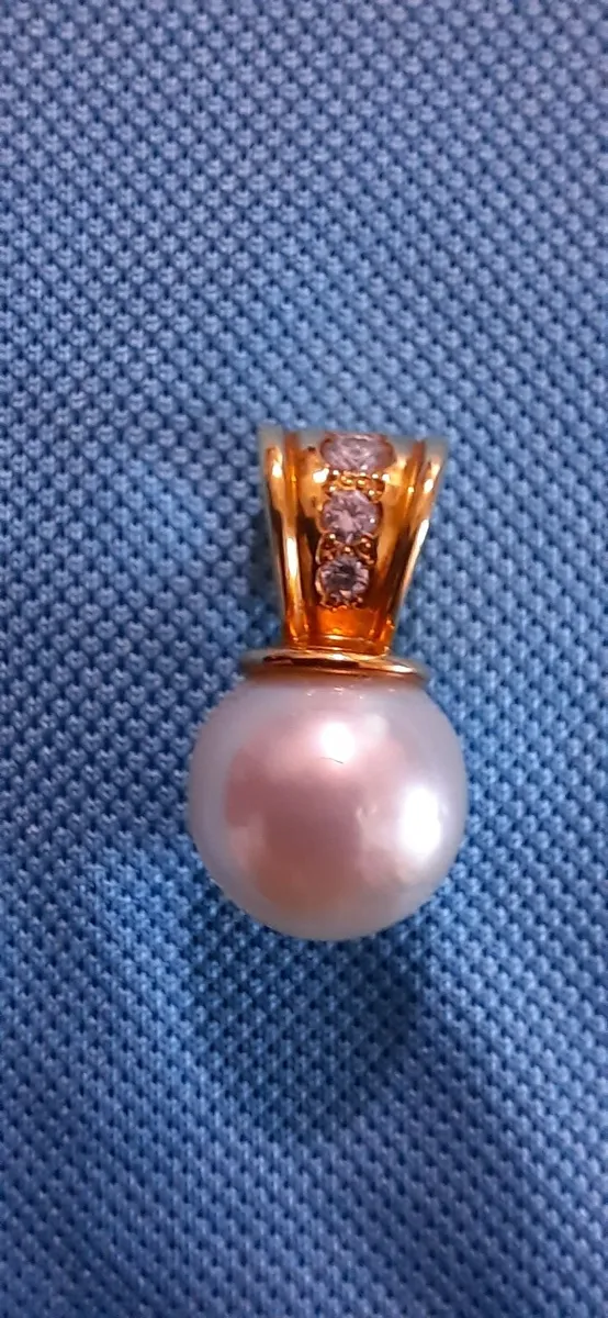 Pearl and 18 ct gold and diamond pendant. - Image 1
