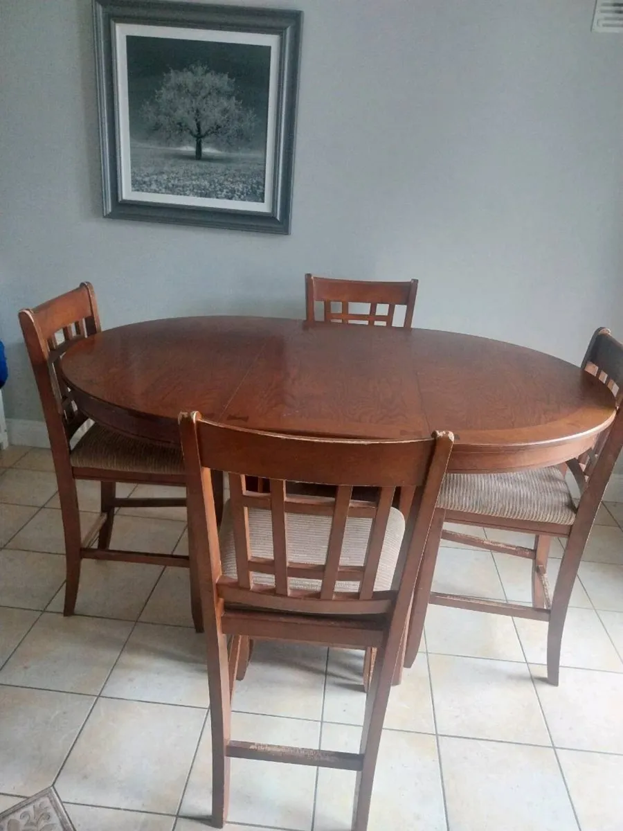 Table and 4 chairs - Image 1