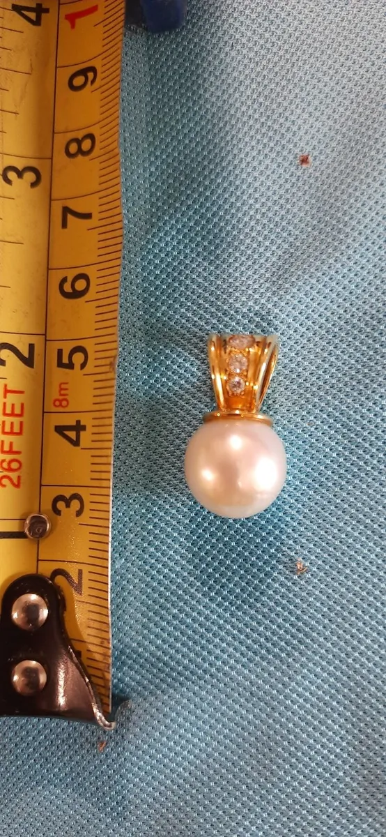 Pearl and 18 ct gold and diamond pendant. - Image 4